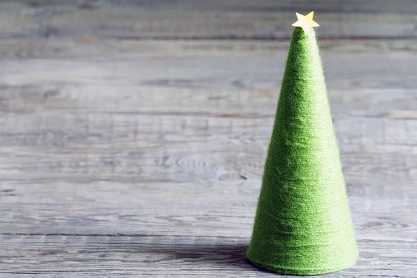 木製ボード上の黄色の星と毛糸から作られたクリスマスツリー — ストック写真