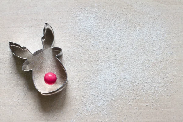 Forma Ciasteczek Reniferami Czerwonym Nosem Mąką Desce Koncepcja Bożego Narodzenia — Zdjęcie stockowe