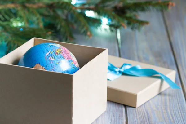 Глобус Подарочной Коробке Подарок Рождество — стоковое фото