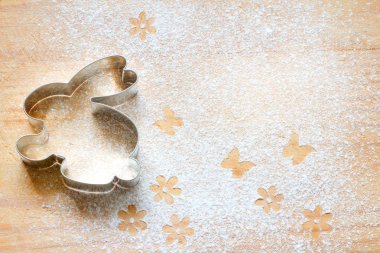 Un üzerinde Paskalya Tavşanı ve soyut çayır pişirme konsepti