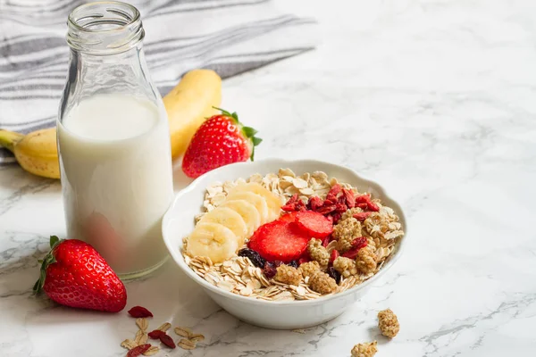 Ontbijt Havermoutpap Met Melk Fruit Gezonde Levensstijl — Stockfoto