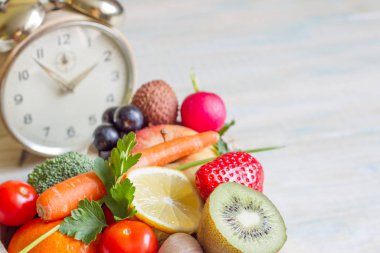 Diyet zamanı ve meyve, sebze ve çalar saatle sağlıklı yaşam tarzı konsepti