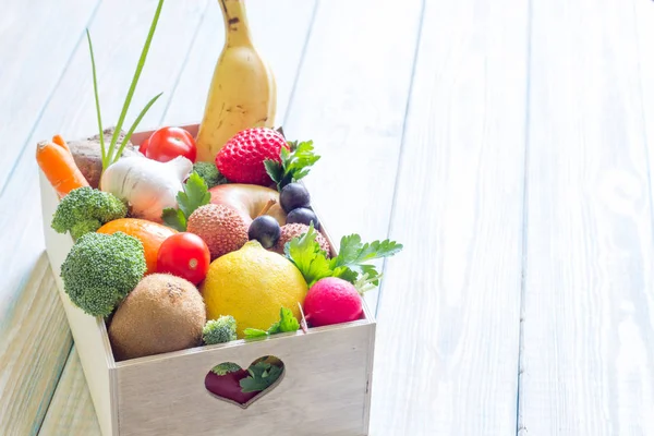 Egészséges Életmód Koncepció Diéta Táplálkozás Gyümölcsökkel Zöldségekkel Élelmiszer Dobozban Szív — Stock Fotó