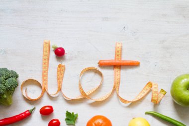 Beyaz arka planda meyve ve sebzelerle beslenme sözcüğü sağlıklı yaşam tarzı kavramı