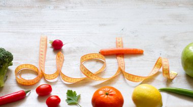 Beyaz arka planda meyve ve sebzelerle beslenme sözcüğü sağlıklı yaşam tarzı kavramı