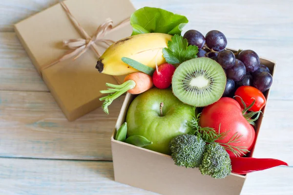 Regalo Frutas Verduras Frescas Tablero Madera Dieta Saludable Concepto Estilo —  Fotos de Stock