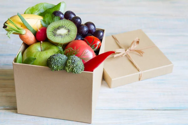 Δώρο Από Φρέσκα Φρούτα Και Λαχανικά Στο Ξύλινο Διοικητικό Συμβούλιο — Φωτογραφία Αρχείου