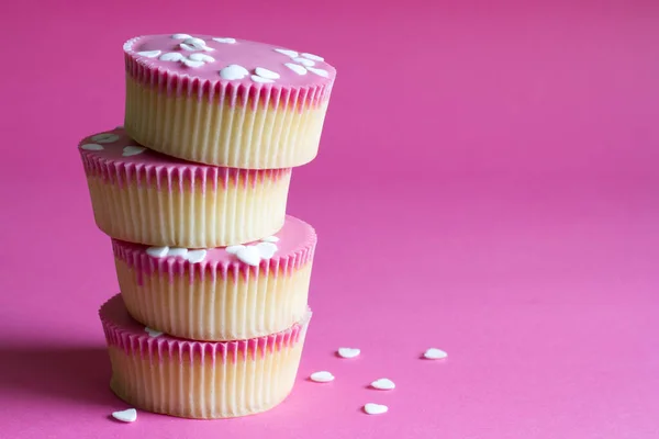 Cupcake Con Corazones Sobre Fondo Rosa Art Food Concept — Foto de Stock