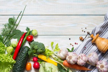 Taze çiğ sebzeler ve boş uzay yiyecekleri diyet konseptine sahip baharatlar.