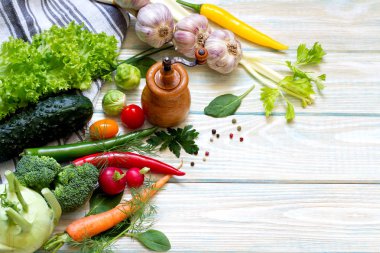 Taze çiğ sebzeler ve boş uzay yiyecekleri diyet konseptine sahip baharatlar.