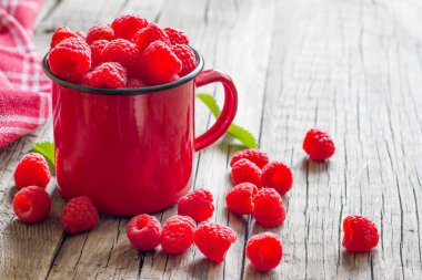 Tahtada olgun ahududu kabı.