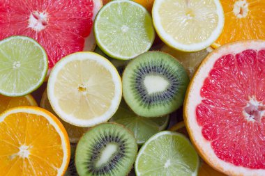 Taze narenciye meyvelerinin rengarenk çeşitliliğinin düz bir görünümü vardı.