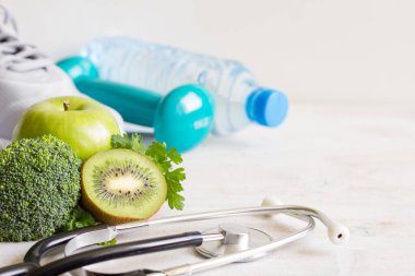 Sağlıklı beslenme ve spor konsepti yemek ve spor aksesuarları