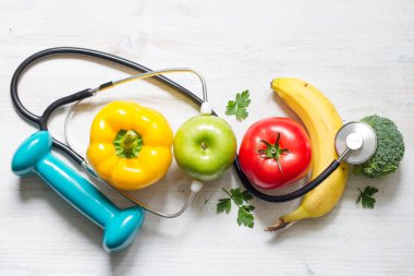 Meyve ve sebzelerle sağlıklı beslenme ve spor kavramı