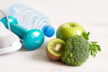 Sağlıklı beslenme ve spor konsepti yemek ve spor aksesuarları
