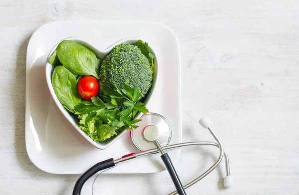 Dieta Verde Saudável Conceito Coração Com Estetoscópio — Fotografia de Stock