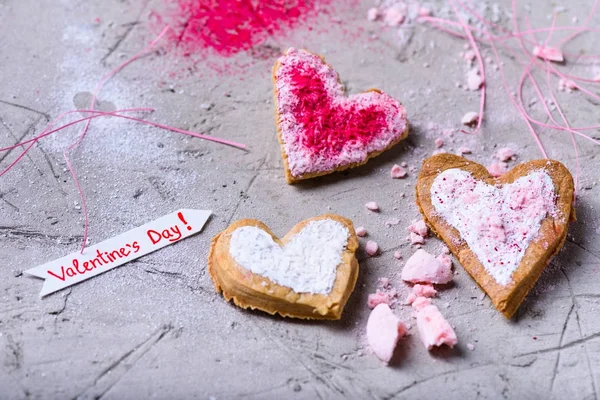 甘いグルメ中心のクローズ アップ ビュー形バレンタイン クッキー グレーの面に — ストック写真
