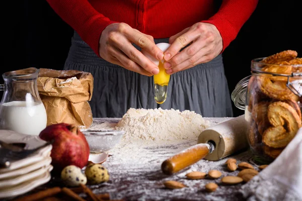 Tiro recortado de la persona que cocina la masa en la mesa con ingredientes - foto de stock