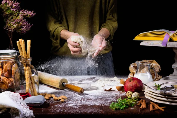 Tiro recortado de pessoa que prepara a massa de farinha à mesa com ingredientes — Fotografia de Stock