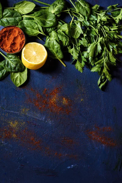 Vue du dessus du citron, du poivron rouge, du persil et du basilic sur bleu — Photo de stock