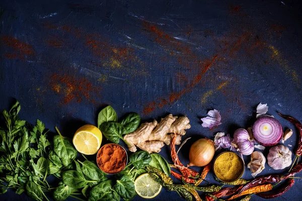 Vue de dessus de savoureuses herbes saines, légumes et épices sur bleu — Photo de stock