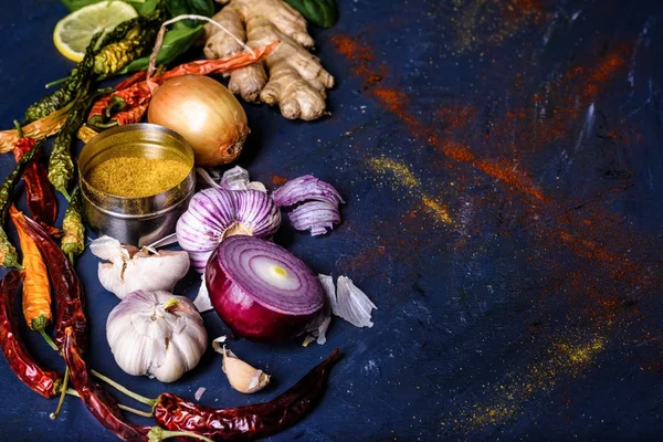 Nahaufnahme von gesundem Gemüse und Gewürzen auf blau — Stockfoto