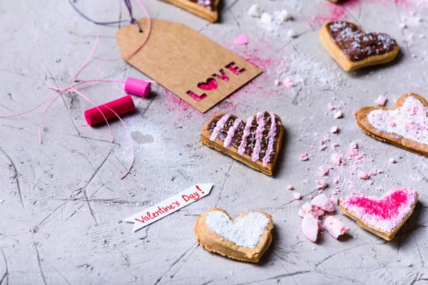 Vista de cerca de dulce corazón romántico en forma de galletas de San Valentín en la superficie gris - foto de stock