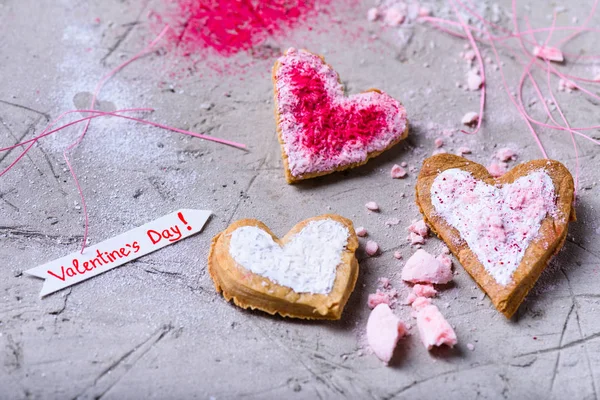 Vue rapprochée des biscuits de Saint-Valentin gourmands en forme de cœur sur la surface grise — Photo de stock