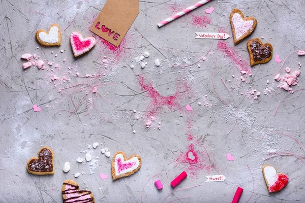 Draufsicht auf herzförmige Valentinskekse mit Liebesetikett auf grauer Oberfläche mit Kopierraum — Stockfoto