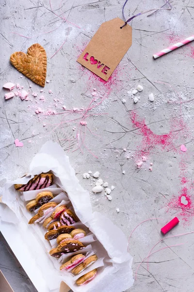 Vista superior da coleção de biscoitos em forma de coração doce com etiqueta de amor na superfície cinza — Fotografia de Stock