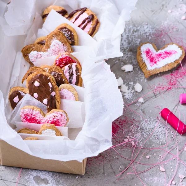 Vue rapprochée de la collection de biscuits doux en forme de coeur sur la surface grise — Photo de stock