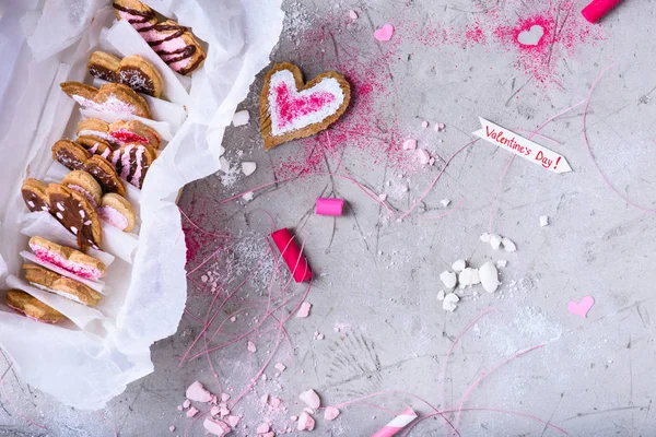 Ansicht von oben: Sammlung herzförmiger Valentinskekse auf grauer Oberfläche — Stockfoto