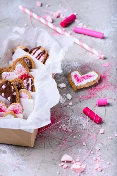 Vista de cerca de la colección de galletas de San Valentín en forma de corazón en la superficie gris - foto de stock