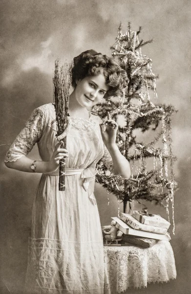 Mujer joven con árbol de Navidad y regalos. imagen antigua — Foto de Stock