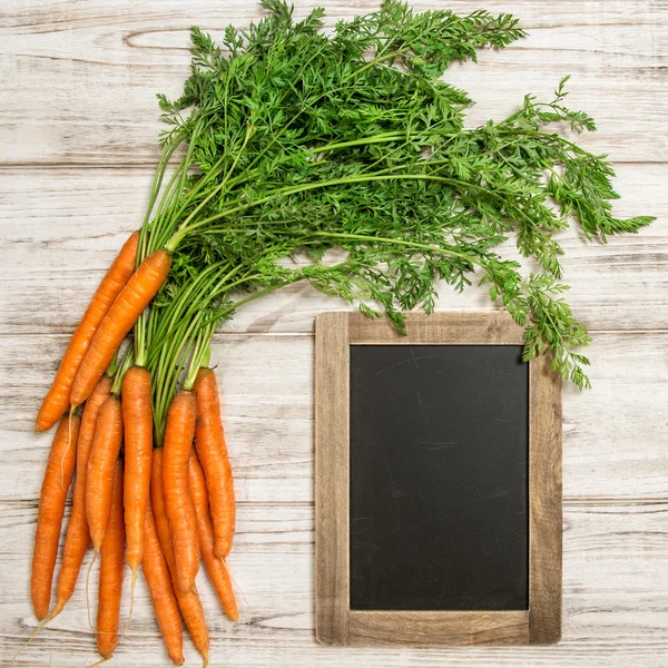 Свіжа морква коріння зелене листя і крейда Органічна їжа — стокове фото