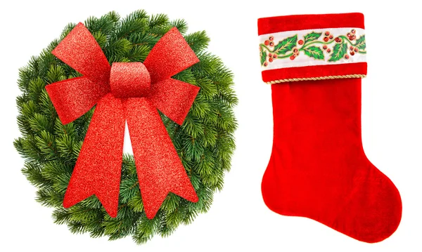 Weihnachtsschmuckkranz mit roter Schleife und Socke — Stockfoto