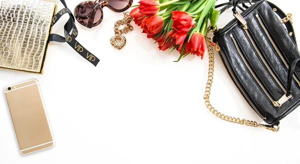 Moda płaska lay z akcesoriami, kwiaty, telefon — Zdjęcie stockowe