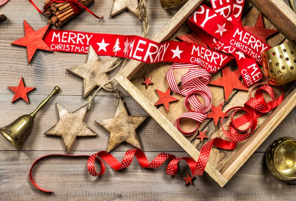 Decoração de Natal ornamentos em fundo de madeira — Fotografia de Stock