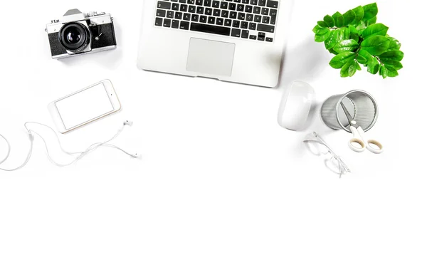 Office desk laptop digital phone photo camera Flat lay — Stock Photo, Image