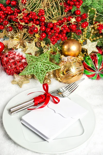 Apparecchiatura tavola Natale decorazione rosso bagattelle ghirlande d'oro — Foto Stock