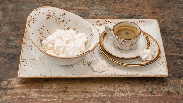 Espresso koffie met meringue cookies vintage — Stockfoto