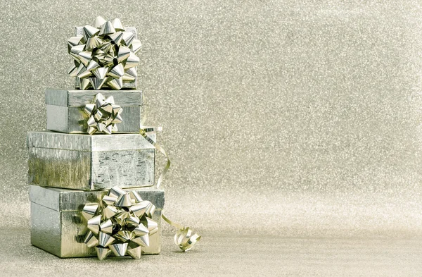 Geschenkbox auf glänzendem Hintergrund. Feiertagsdekoration — Stockfoto