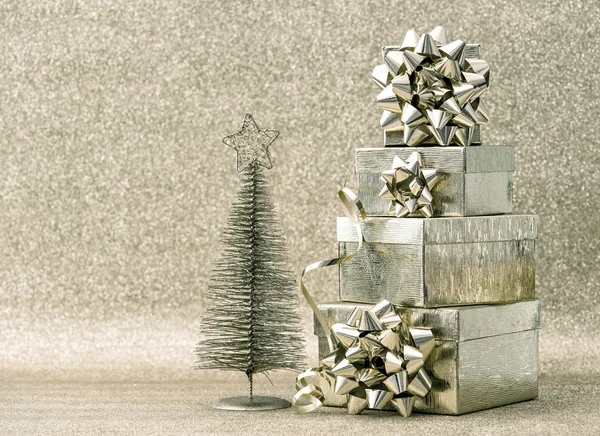 Χριστουγεννιάτικο δέντρο διακόσμηση με κουτιά δώρων — Φωτογραφία Αρχείου