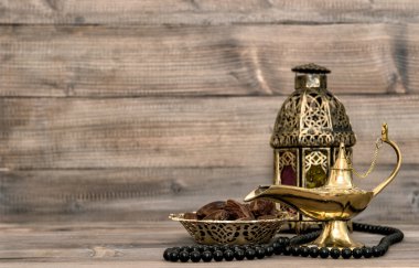 Oryantal lamba ve ahşap arka plan üzerinde tarihleri