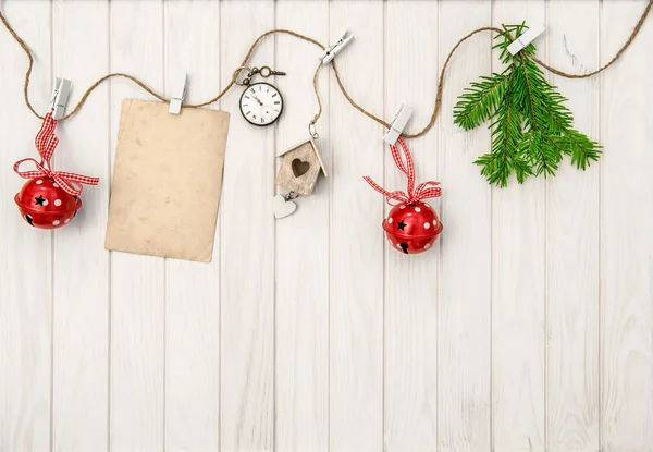 Ornamenti natalizi con biglietto di auguri — Foto Stock