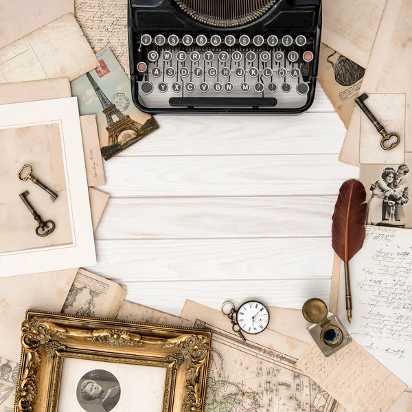Ancienne machine à écrire et accessoires de bureau vintage — Photo