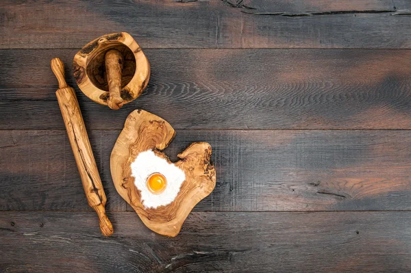 Keuken gebruiksvoorwerpen deeg ingrediënten. Deegroller houten plank — Stockfoto