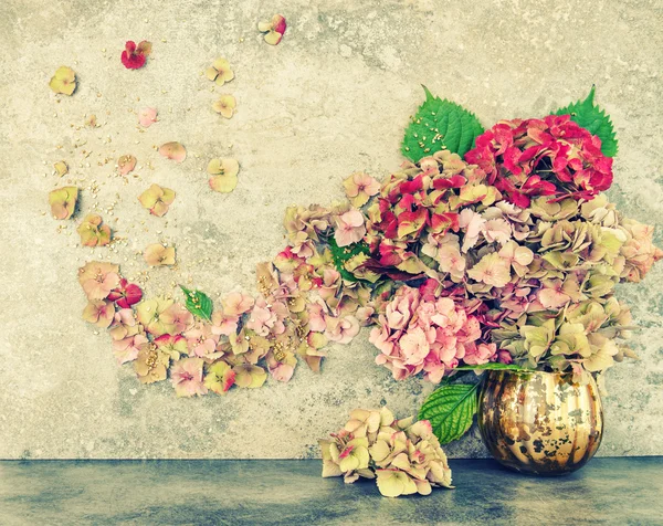 Hortensia bloemen boeket gouden decoratie vintage toned — Stockfoto