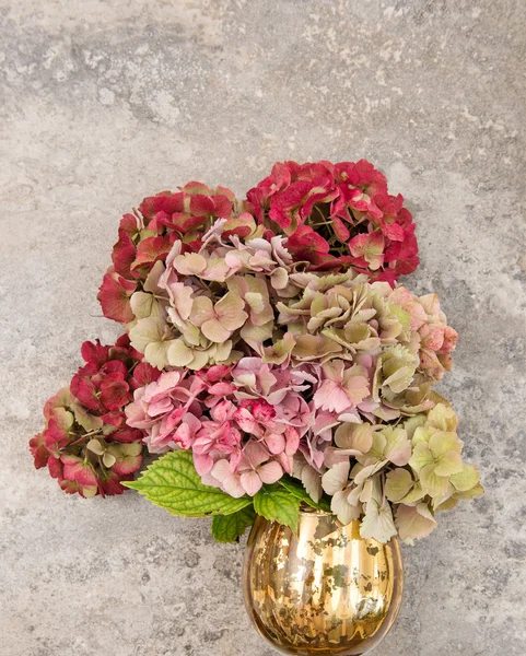 Hortensia boeket van de bloemen op stenen achtergrond — Stockfoto