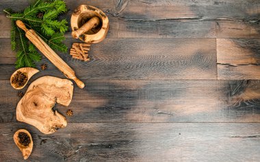 Noel ağacı dalları ile baharat pişirme araçları